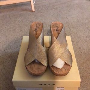 Lucky Brand Natural/Gold wedge (Size9)